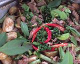 รูปขั้นตอนการทำที่ 2 ของ ผัดเผ็ดแกงป่าหมู