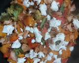 Foto del paso 3 de la receta: Calabaza salteada con verduras, lomo adobado y rulo de cabra