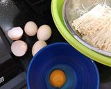 Hình bước làm 1 của món Trứng Chiên Nấm Kim Châm