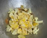 Foto langkah ke 3 dari resep Tumis sayur telur dan sosis.