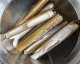 A picture of step 1 of 🦪 Razor clams with soy sauce, vinegar, chilli and garlic sauce.