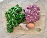 Une image de l'étape 1 de Boulettes de porc à la coriandre.