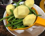 Foto del paso 1 de la receta Judías verdes hervidas con patatas y rollitos de solomillo con lámina de calabacín y queso