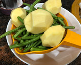 Foto del paso 1 de la receta: Judías verdes hervidas con patatas y rollitos de solomillo con lámina de calabacín y queso