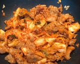รูปขั้นตอนการทำที่ 3 ของ หมูผัดกิมจิ