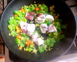 Foto del paso 5 de la receta: Mariscos salteados con morrón y arroz sabroso. #delantaldorado
