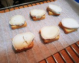 Foto del paso 1 de la receta: Panecillo de rulo de cabra, cebolla caramelizada y caramelo