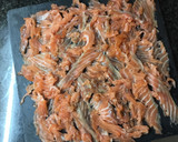 Foto del paso 1 de la receta: Salmón ahumado con encurtidos