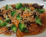 Foto langkah ke 4 dari resep Brokoli Jamur Ca Bawang Putih.