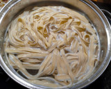 Foto del paso 3 de la receta: Pasta fresca con mejillones y langostinos