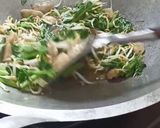 Foto langkah ke 2 dari resep Tumis Sawi Bakso Toge.