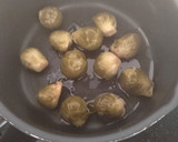 Foto del paso 2 de la receta: Huevos rotos con coles de Bruselas
