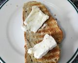 Foto del paso 2 de la receta Tosta de Camembert, aguacate y cherry
