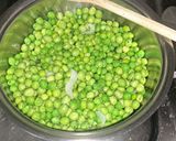 Foto del passaggio 4 della ricetta Uova in camicia in zuppa di piselli freschi🫛🥚🍳👔