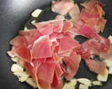 Foto del paso 7 de la receta: Coles de Bruselas al ajillo con jamón y salsa de queso