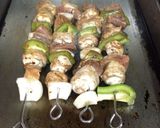 Foto del paso 1 de la receta: Brocheta de carne y pollo con queso botanero