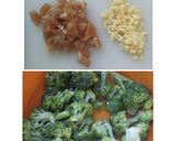 Foto langkah ke 1 dari resep Tumis brokoli ayam cah bawang putih.