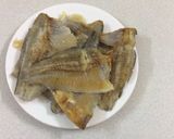 Hình bước làm 2 của món Khô cá Sặc chiên.
