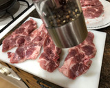 Foto del paso 1 de la receta: Chuletas de cerdo en salsa de cebolla y tomate a la plancha