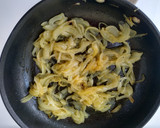Foto del paso 1 de la receta: Tortilla de patatas con queso de cabra y cebolla caramelizada