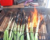 Foto del paso 2 de la receta: Calçots con sardinas en fuego de leña