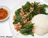 รูปขั้นตอนการทำที่ 6 ของ หมูสับผัดกระเทียมพริกไทยใบโหระพากรอบ