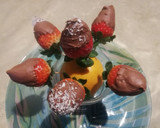Foto del paso 3 de la receta: Ramo de fresas con chocolate 🍓🍫💐