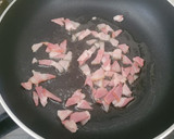 Foto del paso 2 de la receta: Coliflor a mi manera con bacon, sofrito, bechamel y queso en un plis plas
