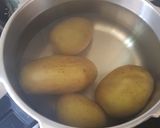 Foto del paso 1 de la receta: Causa limeña de atún y patitas de cangrejo