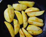 A picture of step 4 of Quick rosemary - garlic potatoes.