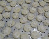 Foto langkah ke 5 dari resep Kue Sagu Keju.