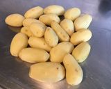 Une image de l'étape 1 de Bâtonnets de pommes de terre charlotte aux herbes aromatiques et tomates séchées.