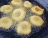 A picture of step 3 of Crispy medu vada.