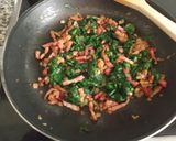 Foto del paso 6 de la receta Pizza de espinacas, cebolla, bacon y aceitunas negras