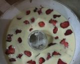 Foto del paso 10 de la receta: Frutillas en bizcochuelo!