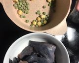Hình bước làm 1 của món Soup gà ác hạt sen đậu hà lan