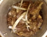صورة لخطوة 3 من وصفة ليكوت بالبصل 🌰 محمرين في الكوكوت يذوبو في الفم بدون زيت 😋🥩