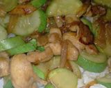 รูปขั้นตอนการทำที่ 2 ของ ไก่ผัดซีอิ๊วดำใส่แตงกวาราดข้าว|Stir-fried Chicken with Dark Soy Sauce and Cucumber Served with Steamed Rice