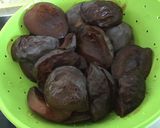 Une image de l'étape 1 de Gâteau moelleux aux prunes Ruby et amandes de Californie.