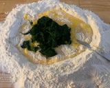 Foto del passaggio 1 della ricetta Ravioli colorati, ricotta e prezzemolo saltati burro e salvia, e tagliatelle tricolore al pomodoro