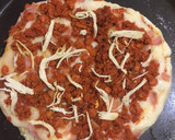 Foto del paso 3 de la receta: Pizza con harina de arroz en sartén 🍳