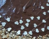 Foto del passaggio 1 della ricetta Crostata morbida con nutella decorata con cuoricini di cioccolato bianco e granella di nocciole