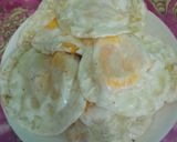 Foto langkah ke 1 dari resep Telur ceplok masak kecap.