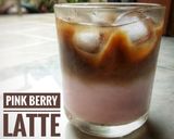 Foto langkah ke 3 dari resep Pink Berry Latte - Kopi Susu dengan Rasa Stroberi.