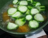Foto langkah ke 2 dari resep Sayur Bening Daun Kelor Labu.