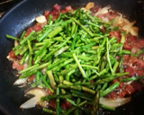 Foto del paso 2 de la receta: Garbanzos con espárragos silvestre, jamón curado y huevo