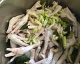 Foto del paso 3 de la receta: Caldo de patitas de pollo