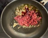 Hình bước làm 3 của món Thịt bò xào cải bó xôi topping mè trắng