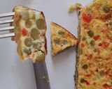 Foto del paso 4 de la receta: Tortilla de arvejas con cebolla y morrón 🫛