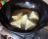 A picture of step 5 of Aalu ke samose.